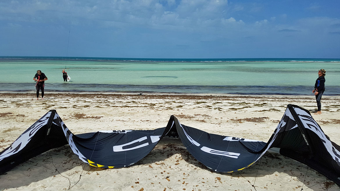 Djerba-Zarzis: Kites an der Kitesurf Station 