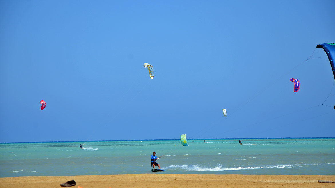 Hamata: Optimale Windbedingungn an der Kitesurfstation