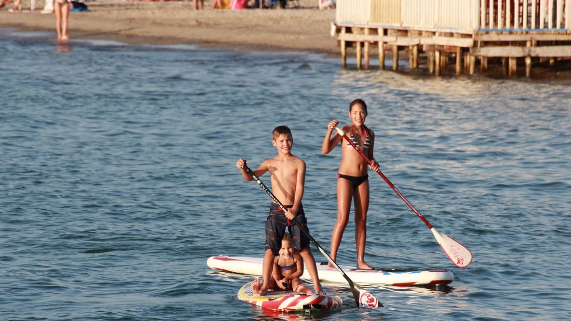 Marsala: Auch Kinder haben auf dem SUP Freude Marsala: Auch Kinder haben auf dem SUP Freude