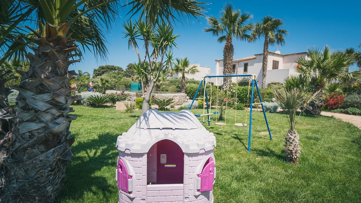 Marsala: Kinderbereich im Garten der Surfer Appartements