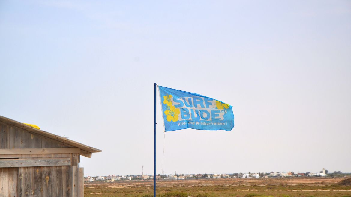 Djerba-Zarzis: Die surfbude darf an der Kitesurf Station auch nicht fehlen