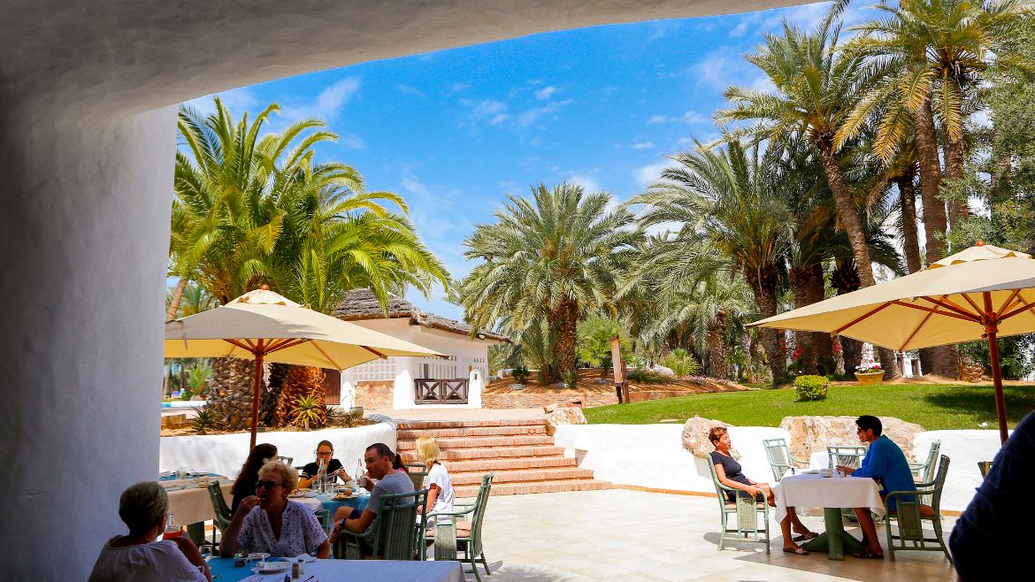 Djerba-Zarzis: Außenbereich des Buffetrestaurant im Komfothotel Zarzis