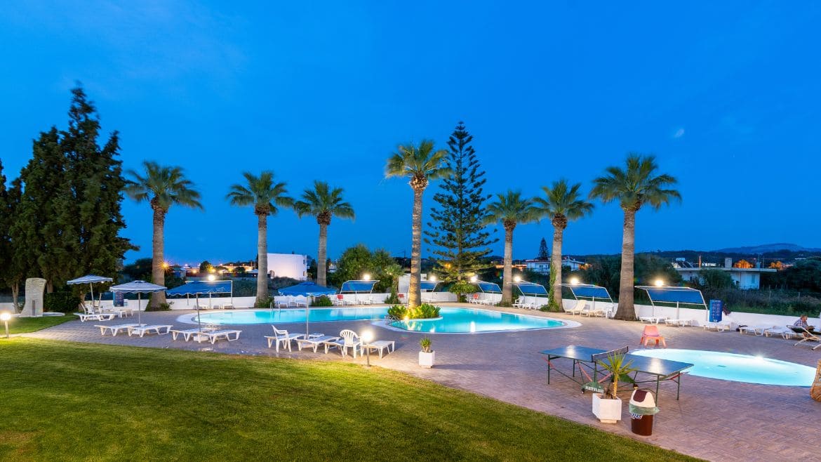 Rhodos Theologos: Poollandschaft am Abend im Surfhotel