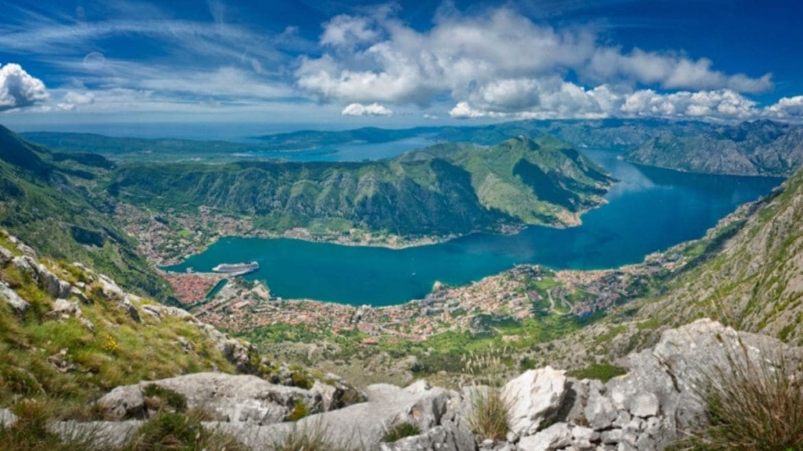 Ulcinj: Die Bucht von Kotor umgeben von hohen und steilen Bergflanken