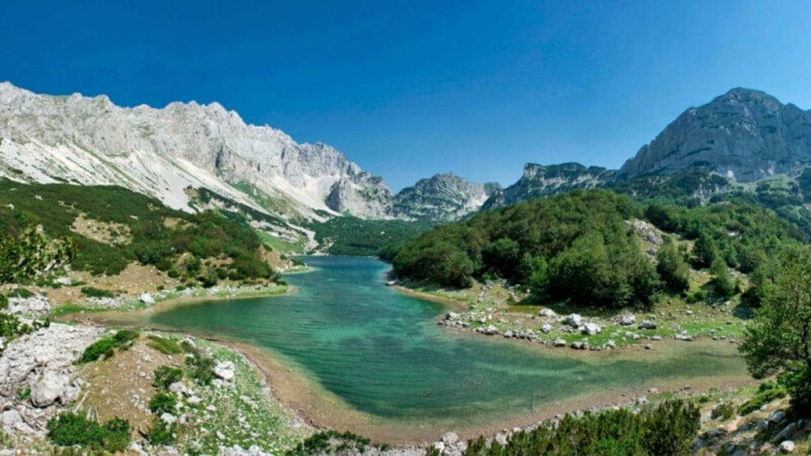 Ulcinj: Ein idyllischer See inmitten einer weitgehend unberührten Landschaft