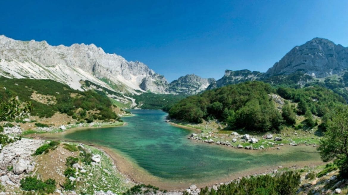 Ulcinj: Ein idyllischer See inmitten einer weitgehend unberührten Landschaft Ulcinj: Ein idyllischer See inmitten einer weitgehend unberührten Landschaft