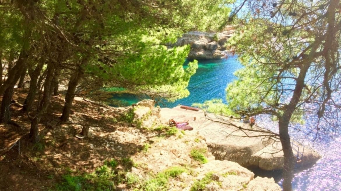 Ulcinj: Eine sonnige kleine Bucht ideal für ein bisschen Abgeschiedenheit in der Nähe von Ulcinj