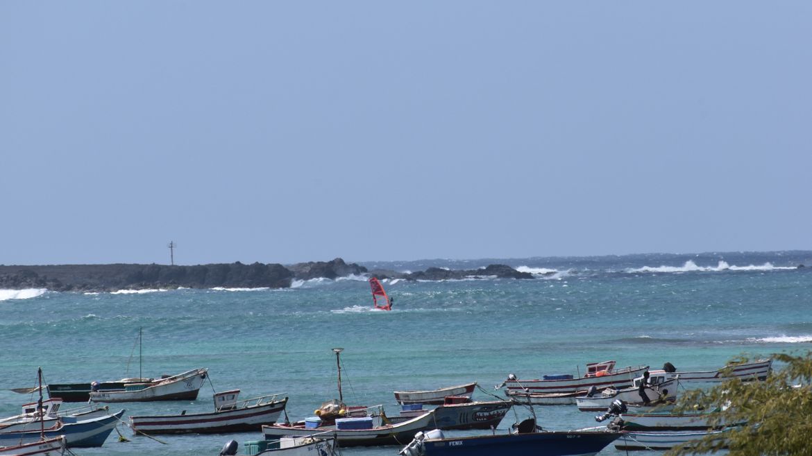 Boa Vista: Fischerboote in der Nähe des Surfhotels