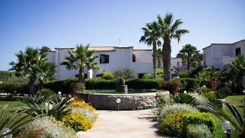 Marsala: Gartenbereich der Surfer Appartements