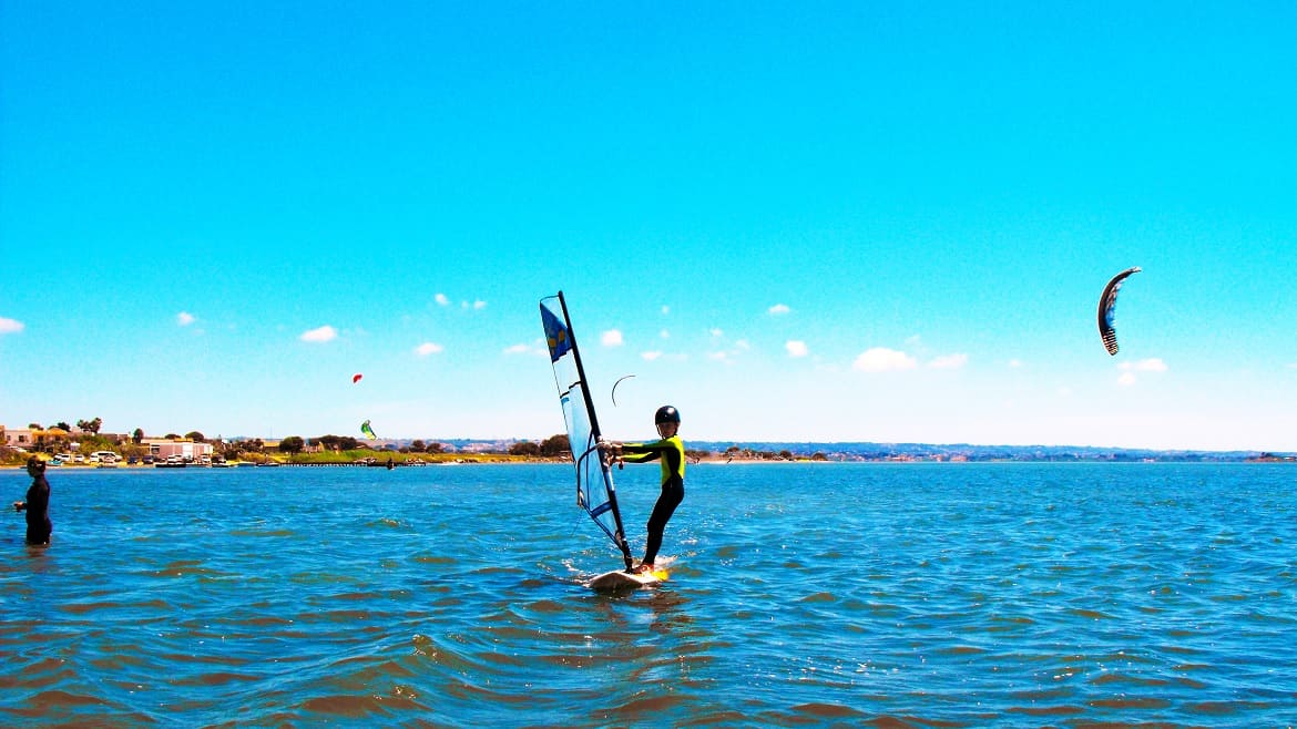 Marsala: Die Station bietet speziell für Kinder Windsurfkurse an