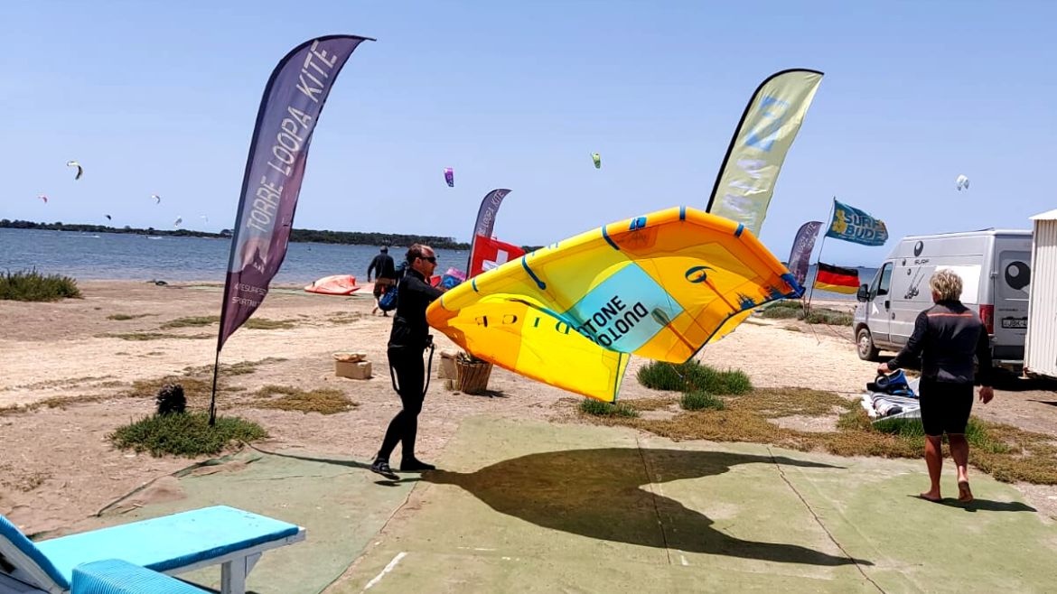 Marsala: Kites an der Kite- und Windsurf Station vorbereiten Marsala: Kites an der Kite- und Windsurf Station vorbereiten