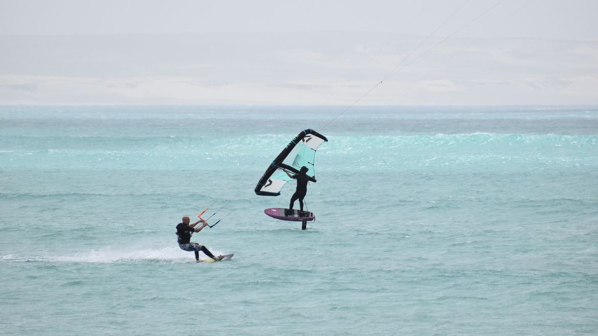 Boa Vista: Kitesurfer und Wingsurfer auf Boa Vista Boa Vista: Kitesurfer und Wingsurfer auf Boa Vista