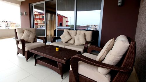 Ulcinj: Loggia mit Gartenblick