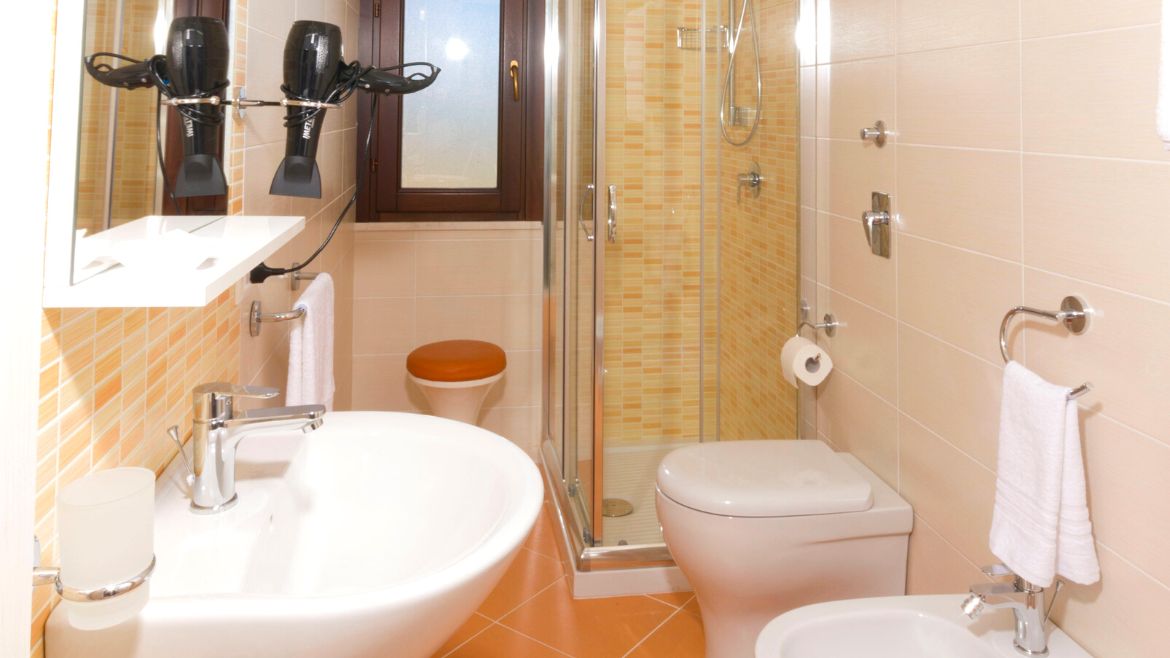 Marsala: Badezimmer des Doppelzimmers Marsala: Badezimmer des Doppelzimmers