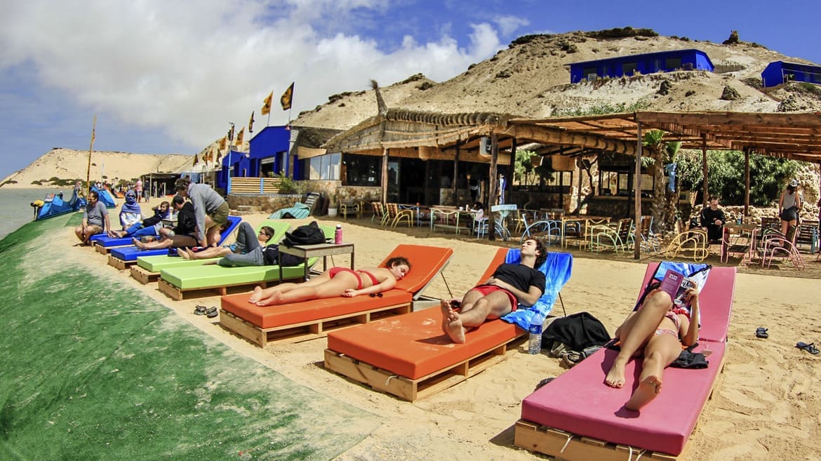 Dakhla: Bar-Außenbereich im Surfhotel