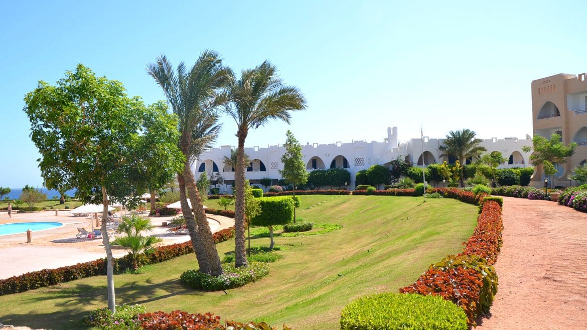 El Naaba: Gartenbereich des Komforthotels