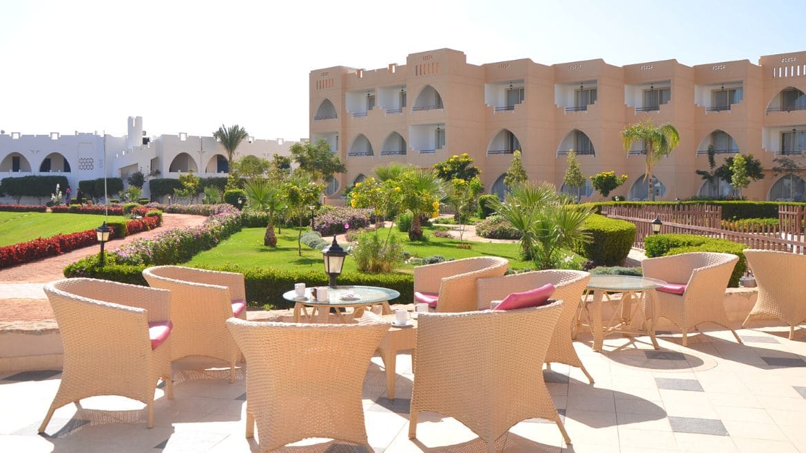 El Naaba: Gartenbereich mit Sitzmöglichkeiten im Komforthotel