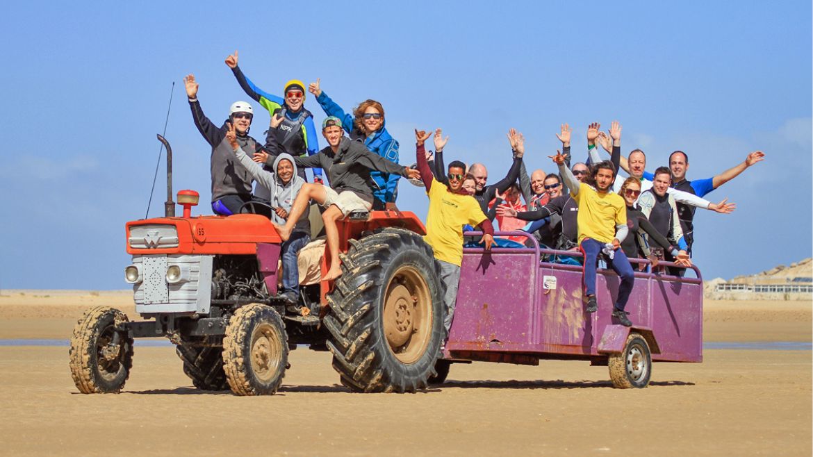 Dakhla: Mit dem Traktor der Windsurf Station geht es zum nahegelegenden Speed Spot Dakhla: Mit dem Traktor der Windsurf Station geht es zum nahegelegenden Speed Spot
