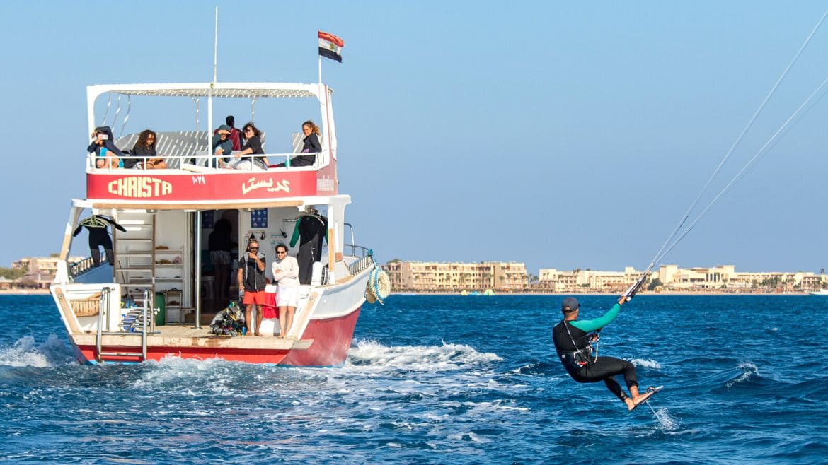 Soma Bay: Das Kite Boot unterwegs zum Schulungsbereich in der Soma Bay