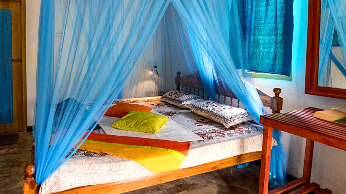 Kalpitiya: Doppelbett in den Standard Zimmern der Surf Cabanas