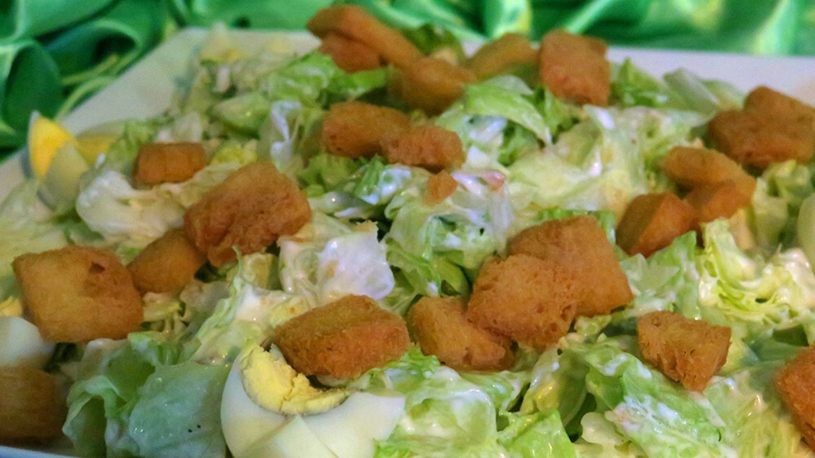 Kalpitiya: Ein frischer Salat darf zu den Mahlzeiten nicht fehlen Kalpitiya: Ein frischer Salat darf zu den Mahlzeiten nicht fehlen