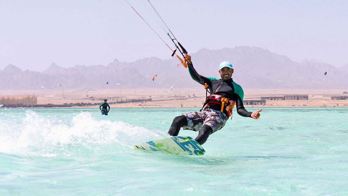Soma Bay: Kitesurfen mit dem landestypischen Panorama