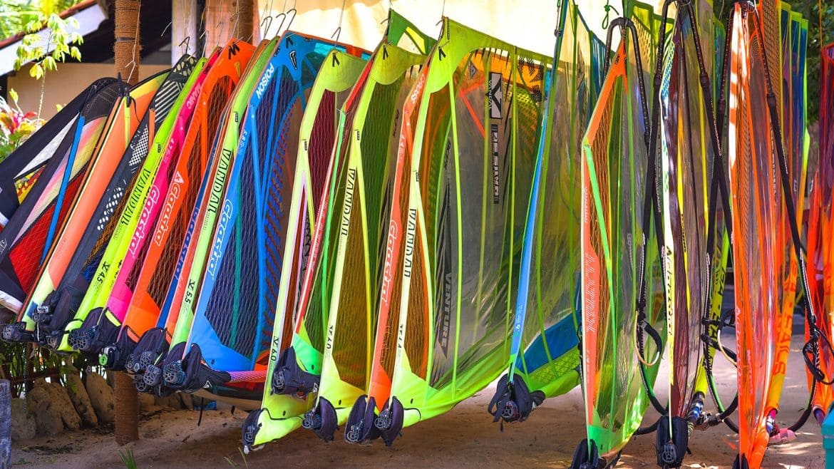Kalpitiya: Windsurfmaterial an der Kite- und Wind/Wingsurf Station Kalpitiya: Windsurfmaterial an der Kite- und Wind/Wingsurf Station