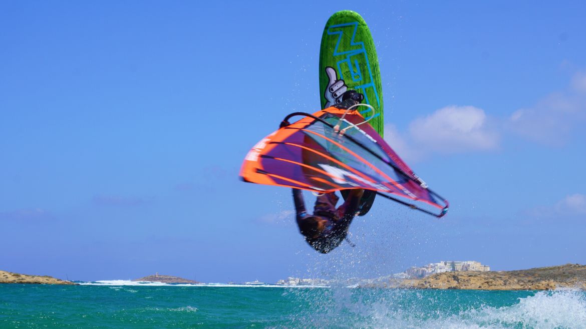 Naxos: An der Wing- und Windsurf Station finden alle Könnenstufen ihren Spass