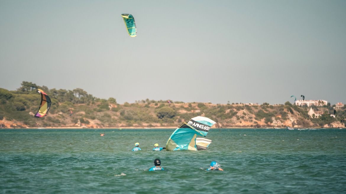 Algarve: Beste Bedingungen um das Kitesurfen zu erlernen oder zu vertiefen