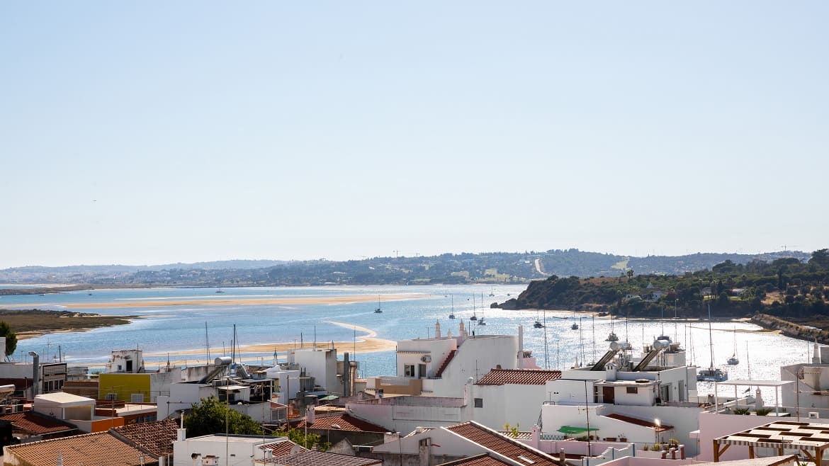Algarve: Blick auf die Lagune von der Sonnenterrasse des Kitehauses aus 