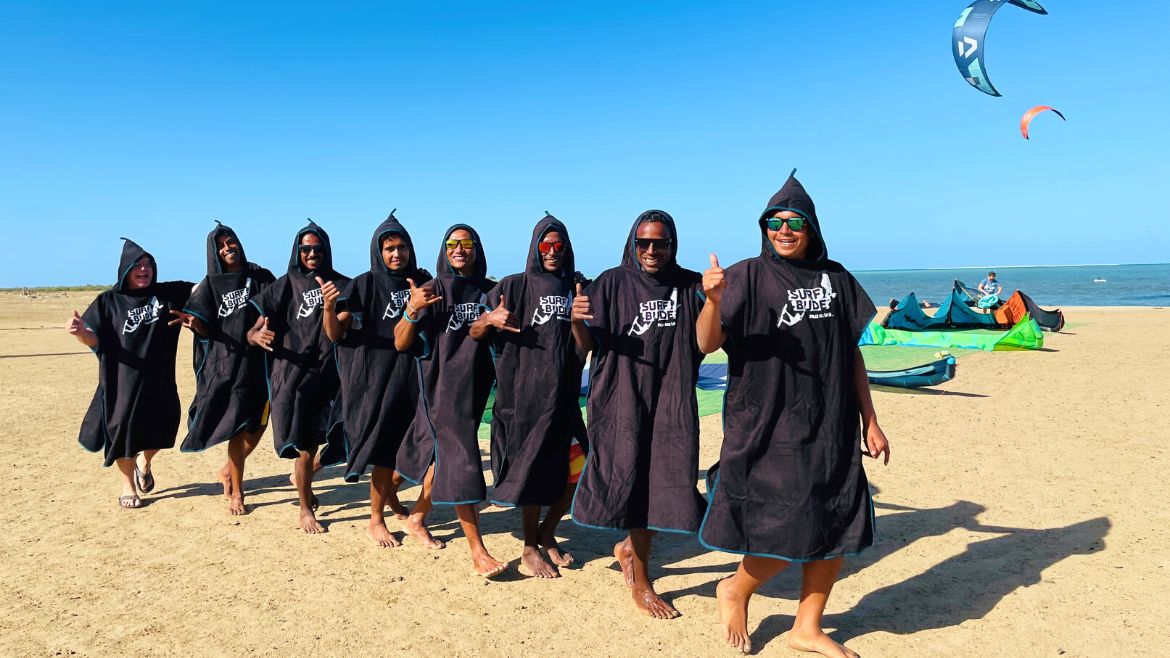 Hamata: Die beliebten Surfbude-Ponchos dürfen natürlich in Hamata nicht fehlen