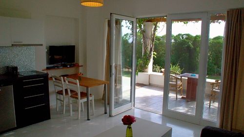 Naxos: Terrasse mit Gartenblick