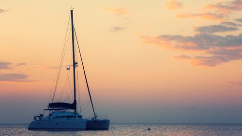 Naxos: An Bord eines Katamarans den Tag in der Ägäis genießen.