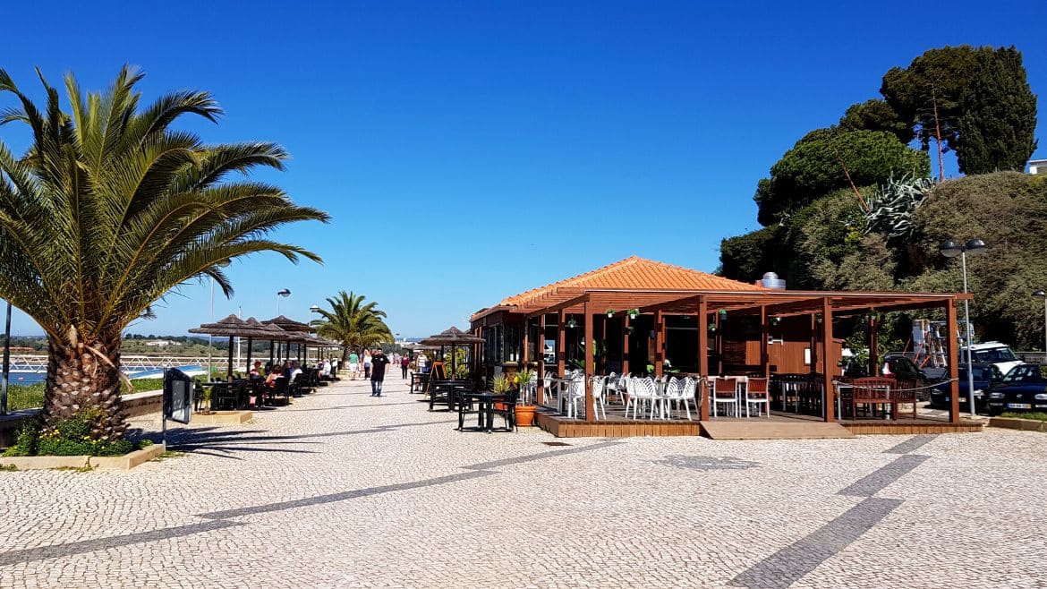 Algarve: Die Promenade von Alvor
