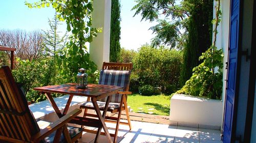 Naxos: Terrasse mit Gartenblick