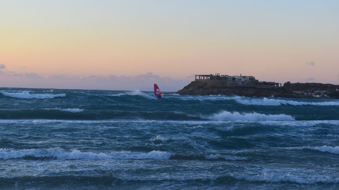 Naxos: Wellenspaß außerhalb der Lagune 