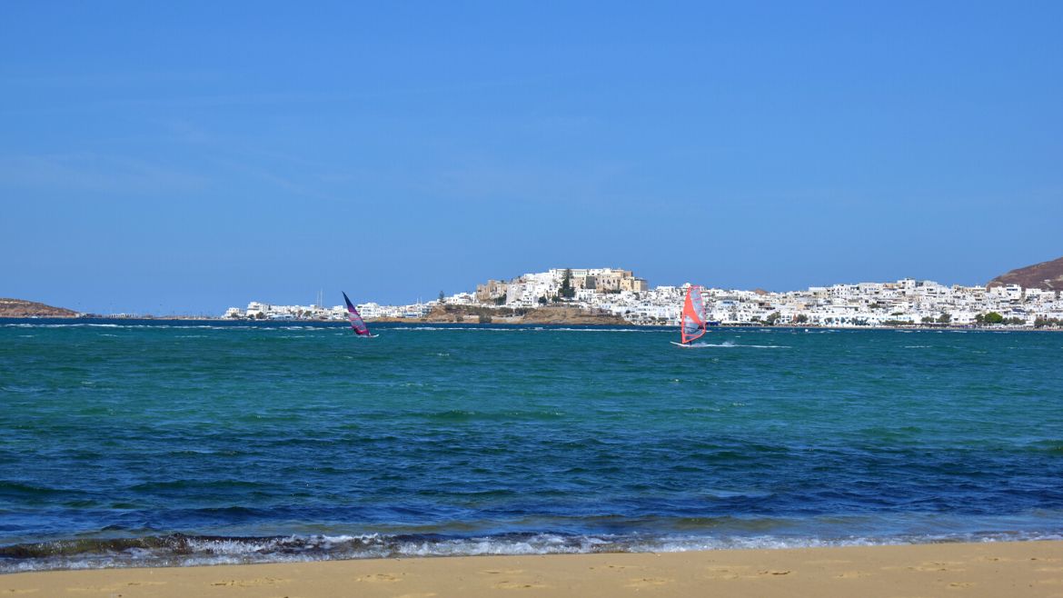 Naxos: Windsurfen mit Blick auf die Stadt