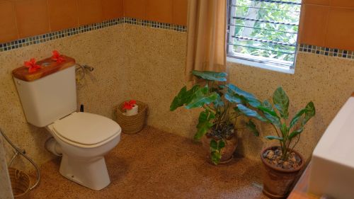 Kilifi: Badezimmer der Cottage Superior Suite im Obergeschoss