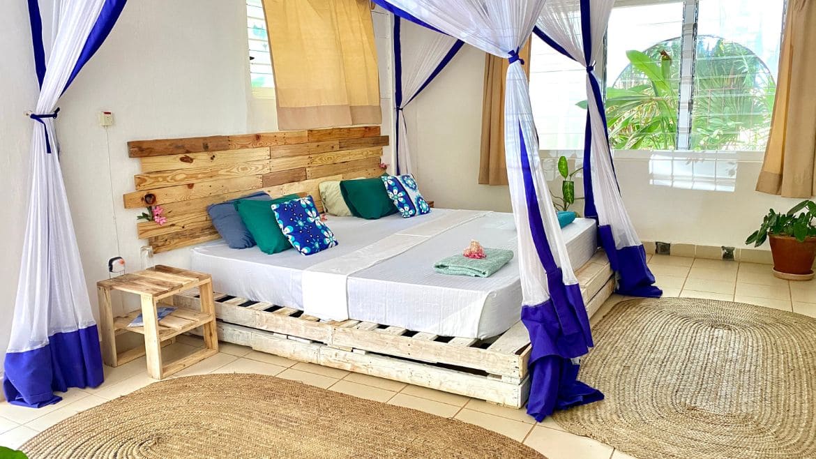 Kilifi: Blick in das King Zimmer mit eigenem Badezimmer des Eco Surf Cottage