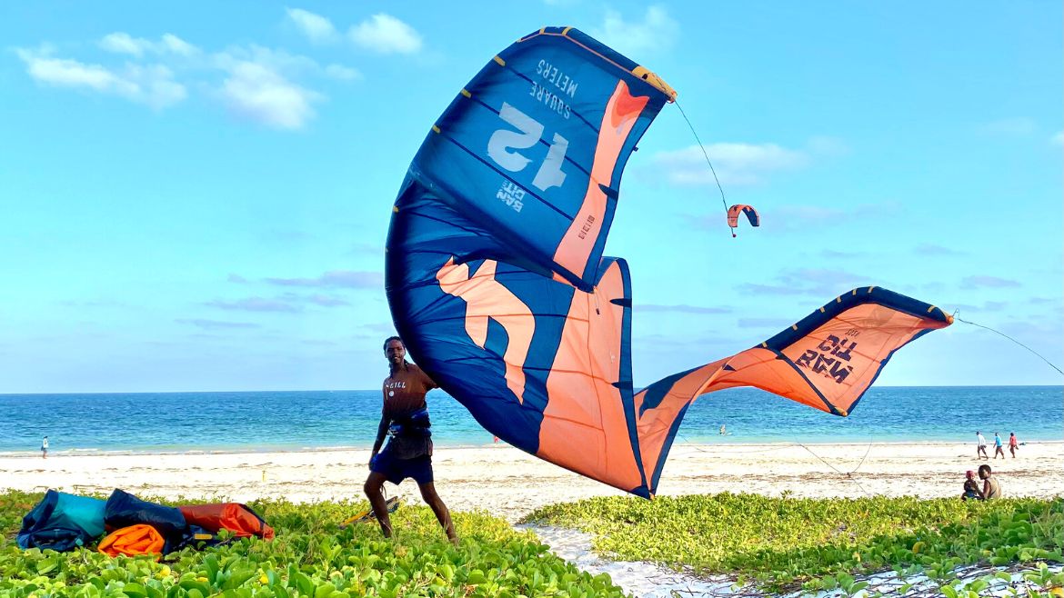 Kilifi: Das Team bereitet alles für einen erfolgreichen Kite-Tag vor