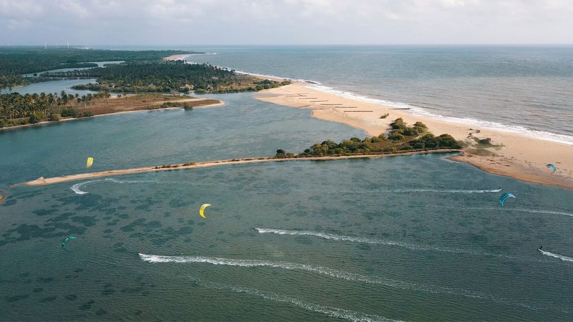 Kappalady: Die Wahl zwischen glattgebügelter Freestyle Fläche der Lagune und Wellenabreiten auf dem Meer