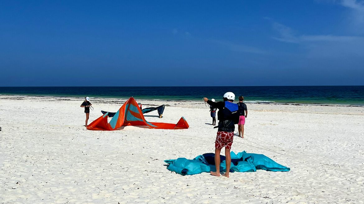 Kilifi: Kites am Strand vorbereiten Kilifi: Kites am Strand vorbereiten