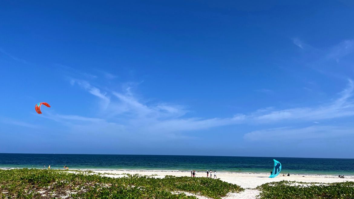 Kilifi: Nur eine kleine Sanddüne trennen die Kitesurf Station vom Strand