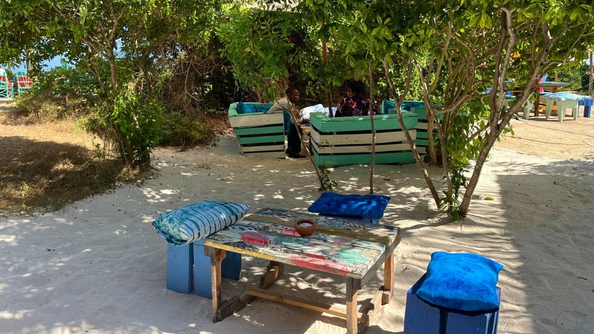 Kilifi: Kleiner Sitzbereich an der Beachbar