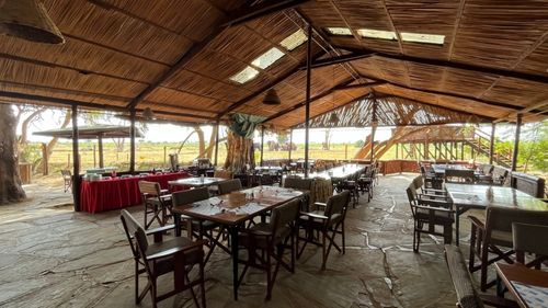 Kenia: Restaurant im Außenbereich