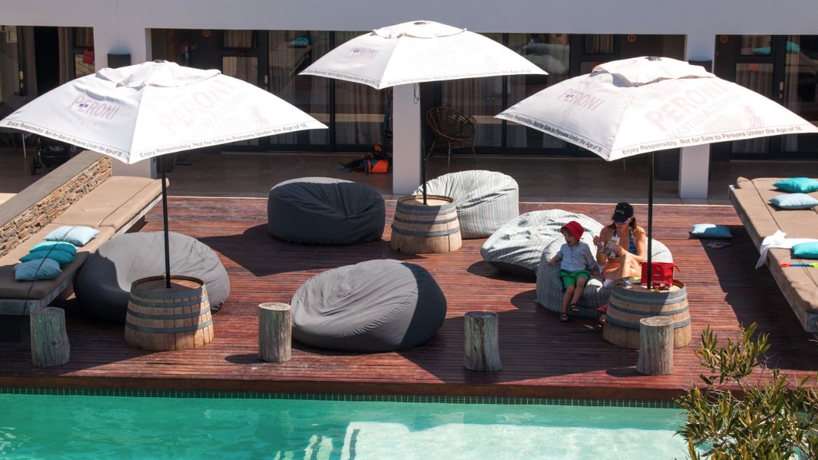 Langebaan: Sitzbereiche am Pool des Kitehotels Langebaan: Sitzbereiche am Pool des Kitehotels